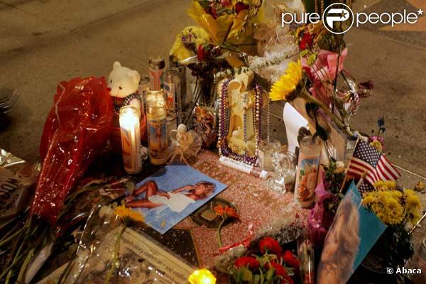 L'étoile de Farrah Fawcett à Hollywood Walk of Fame est fleurie et honorée par ses fans