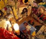 L'étoile de Farrah Fawcett à Hollywood Walk of Fame est fleurie et honorée par ses fans