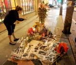 L'étoile de Farrah Fawcett à Hollywood Walk of Fame est fleurie et honorée par ses fans