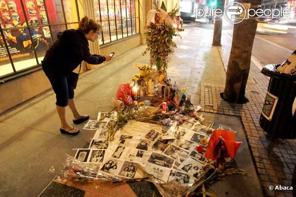 L'étoile de Farrah Fawcett à Hollywood Walk of Fame est fleurie et honorée par ses fans