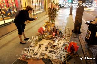 L'étoile de Farrah Fawcett à Hollywood Walk of Fame est fleurie et honorée par ses fans