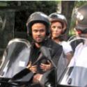 Eva Longoria et Tony Parker : des fous amoureux qui se baladent... en scooter dans Paris ! Regardez !