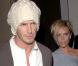 Plus stylés que jamais, David et Victoria Beckham sont désormais de véritables stars. Le détail qui tue : bonnet pour Monsieur et large ceinture pour Madame ! 