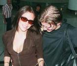 En 1997, David et Victoria s'offrent une petite escapade à Nice. A l'aéroport, ils sont fous amoureux et ne peuvent se décoller l'un de l'autre... 