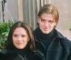 Le 21 janvier 1998, le couple est bel et bien officialisé. Mademoiselle Victoria Adams Aka Posh Spice nous présente fièrement... sa bague de fiançailles ! La classe... 