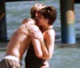 Toujours sous le soleil ibérique à Marbella, David et Victoria s'offrent un moment de tendresse dans les vagues de la Méditerranée. A cet instant, le petit Brooklyn est déjà dans le ventre de maman ! 