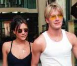 En mai 98, le couple n'a peut être pas encore tout bon côté style mais ils ont l'air au top de leur forme ! David voit définitivement la vie en rose à travers ses lunettes... jaunes ! 
