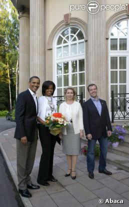 Michelle Obama à Moscou le 6 juillet 2009 avec son mari Barack Obama, le président russe Dmitri Medvedev et son épouse