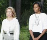 Michelle Obama à Moscou le 6 juillet 2009 avec son mari Barack Obama, le président russe Dmitri Medvedev et son épouse