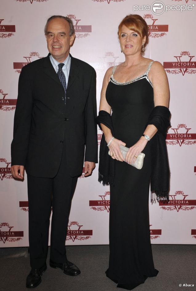 Frédéric Mitterrand et Sarah Ferguson lors de la première du film Victoria : les jeunes années d'une reine à Paris le 7 juillet 2009