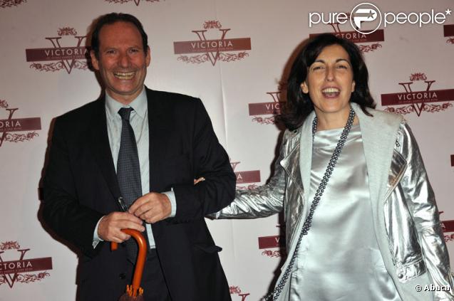 Ruth Elkrief lors de la première du film Victoria : les jeunes années d'une reine à Paris le 7 juillet 2009