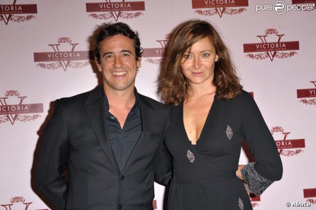 Julie Ferrier et son compagnon Karim Adda lors de la première du film Victoria : les jeunes années d'une reine à Paris le 7 juillet 2009