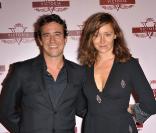 Julie Ferrier et son compagnon Karim Adda lors de la première du film Victoria : les jeunes années d'une reine à Paris le 7 juillet 2009