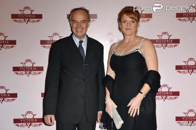 Frédéric Mitterrand et Sarah Ferguson lors de la première du film Victoria : les jeunes années d'une reine à Paris le 7 juillet 2009