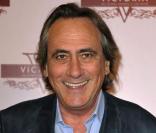 Philippe Lavil lors de la première du film Victoria : les jeunes années d'une reine à Paris le 7 juillet 2009