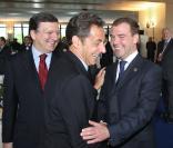 Jose Manuel Barroso, Nicolas Sarkozy et Dmitri Medvedev lors du sommet du G8 à L'Aquila le 8 juillet 2009
