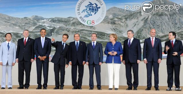 Taro Aso, Stephen Harper, Barack Obama, Nicolas Sarkozy, Silvio Berlusconi, Dmitry Medvedev, Angela Merkel, Gordon Brown, Fredrik Reinfeldt, Jose Manuel Barroso lors du sommet du G8 à L'Aquila en Italie le 8 juillet 2009