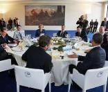 Stephen Harper, Silvio Berlusconi, Taro Aso, Angela Merkel, Dmitri Medvedev, Jose Manuel Barroso durant le sommet du G8 le 8 juillet 2009 à L'Aquila en Italie