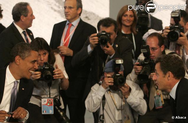 Nicolas Sarkozy et Barack Obama s'entretiennent lors du G8, en Italie