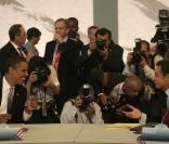 Nicolas Sarkozy et Barack Obama s'entretiennent lors du G8, en Italie