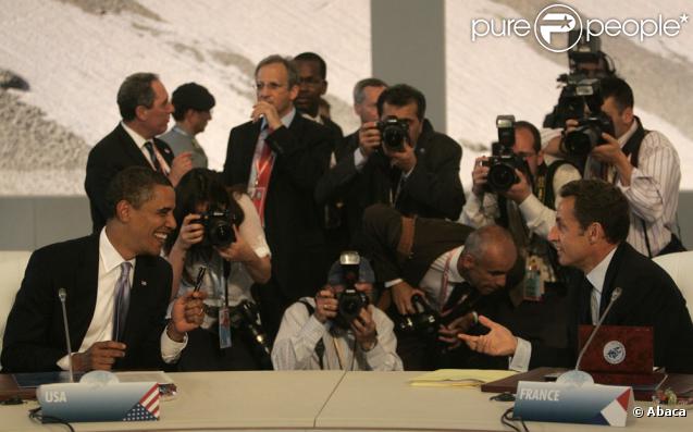 Nicolas Sarkozy et Barack Obama s'entretiennent lors du G8, en Italie
