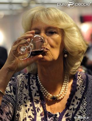 Le prince Charles et lady Camilla visitent un Marks et Spencer à Londres 