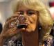 Quand Camilla Parker Bowles picole, le prince Charles trinque : regardez le résultat !