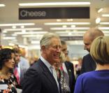 Le prince Charles et lady Camilla visitent un Marks et Spencer à Londres