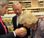 Le prince Charles et lady Camilla visitent un Marks et Spencer à Londres