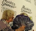 Le prince Charles et lady Camilla visitent un Marks et Spencer à Londres
