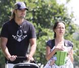Josh Holloway se balade à Los Angeles avec sa femme Yessica et leur fille de trois mois Java Kumala