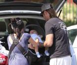 Josh Holloway se balade à Los Angeles avec sa femme Yessica et leur fille de trois mois Java Kumala