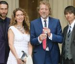 Robert Plant, star des derniers Grammys, monte en grade et fait... la fierté de ses enfants ! Regardez !