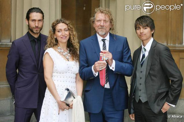 Robert Plant, heureux d'être élevé au rang de Commandeur par le prince Charles, en présence de ses enfants (Logan, Carmen et Jordan) 