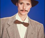 Dorothée en décembre 1985 :  A l'époque de Dorothée, les déguisements étaient monnaie courante ! Elle portait bien la moustache ! 