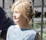 Flavie Flament lors du mariage de Laurence Ferrari portait une robe Alberta Ferretti