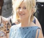 Flavie Flament lors du mariage de Laurence Ferrari portait une robe Alberta Ferretti