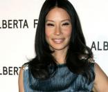 Lucy Liu lors d'une soirée en novembre 2008 avec sa robe Alberta Ferretti