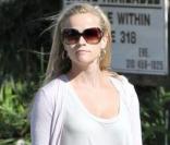 Reese Witherspoon sort d'un centre de médecine intégrative, à Santa Monica. 16/07/09