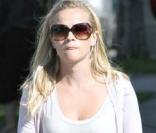 Reese Witherspoon sort d'un centre de médecine intégrative, à Santa Monica. 16/07/09