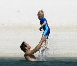 Mark Owen est un papa très attentionné avec son fils Elwood à l'île Maurice
