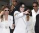 Michael Jackson avec Latoya, Janet et Jermaine en 2004 lors du procès pour pédophilie 