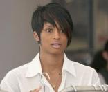Ciara nous présente sa nouvelle coupe de cheveux ! Elle se promène dans Los Angeles en Lamborghini et s'offre une petite séance shopping. 21/07/09