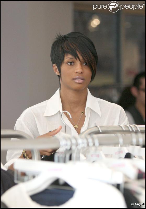 Ciara nous présente sa nouvelle coupe de cheveux ! Elle se promène dans Los Angeles en Lamborghini et s'offre une petite séance shopping. 21/07/09