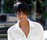 Ciara nous présente sa nouvelle coupe de cheveux ! Elle se balade dans les rues de L.A en Lamborghini et s'offre une pause shopping. 21/07/09