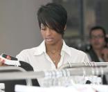 Ciara nous présente sa nouvelle coupe de cheveux ! Elle se balade dans les rues de L.A en Lamborghini et s'offre une pause shopping. 21/07/09
