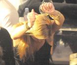 La belle Bar Refaeli s'est éclatée au VIP Room de Saint-Tropez, le 22 juillet 2009, à moins que ce ne soit déjà le 23 juillet 2009 !