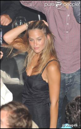 La belle Bar Refaeli s'est éclatée au VIP Room de Saint-Tropez, le 22 juillet 2009, à moins que ce ne soit déjà le 23 juillet 2009 !