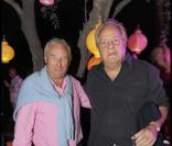 Gérard de Villiers (gauche) et Massimo Gargia (droite) à la soirée Peace & Love organisée par Andrea, à Saint-Tropez (24 juillet 2009)
