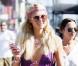 Paris Hilton : En total look rose des lunettes au portable, au côté de sa soeur... c'est le jour et la nuit !